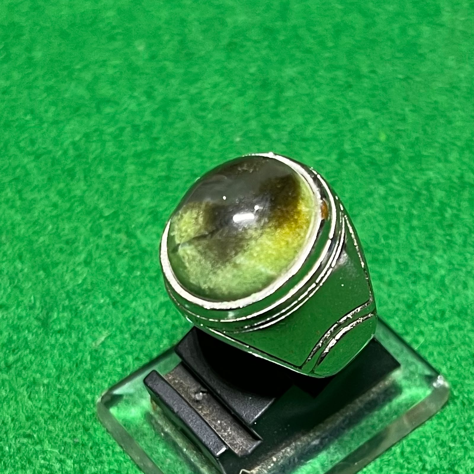 Batu Bacan Hijau Gradasi Kristal Natural