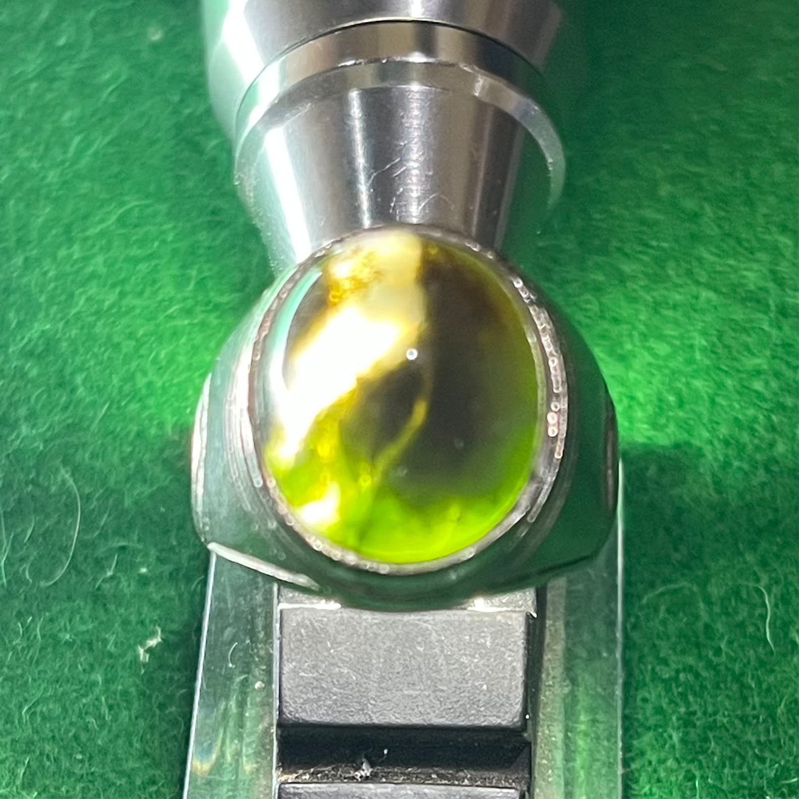 Batu Bacan Hijau Gradasi Kristal Natural