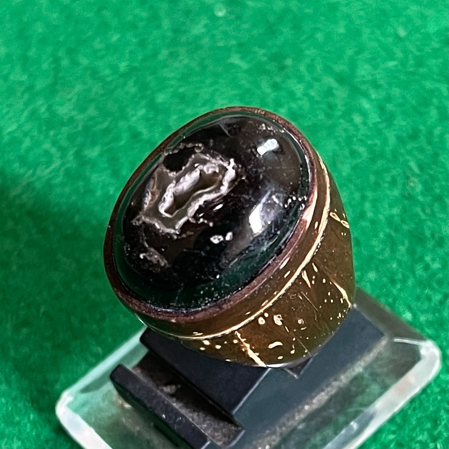 Batu Fosil Kelor Combong Hitam Pekat - Ring Batok Kelapa