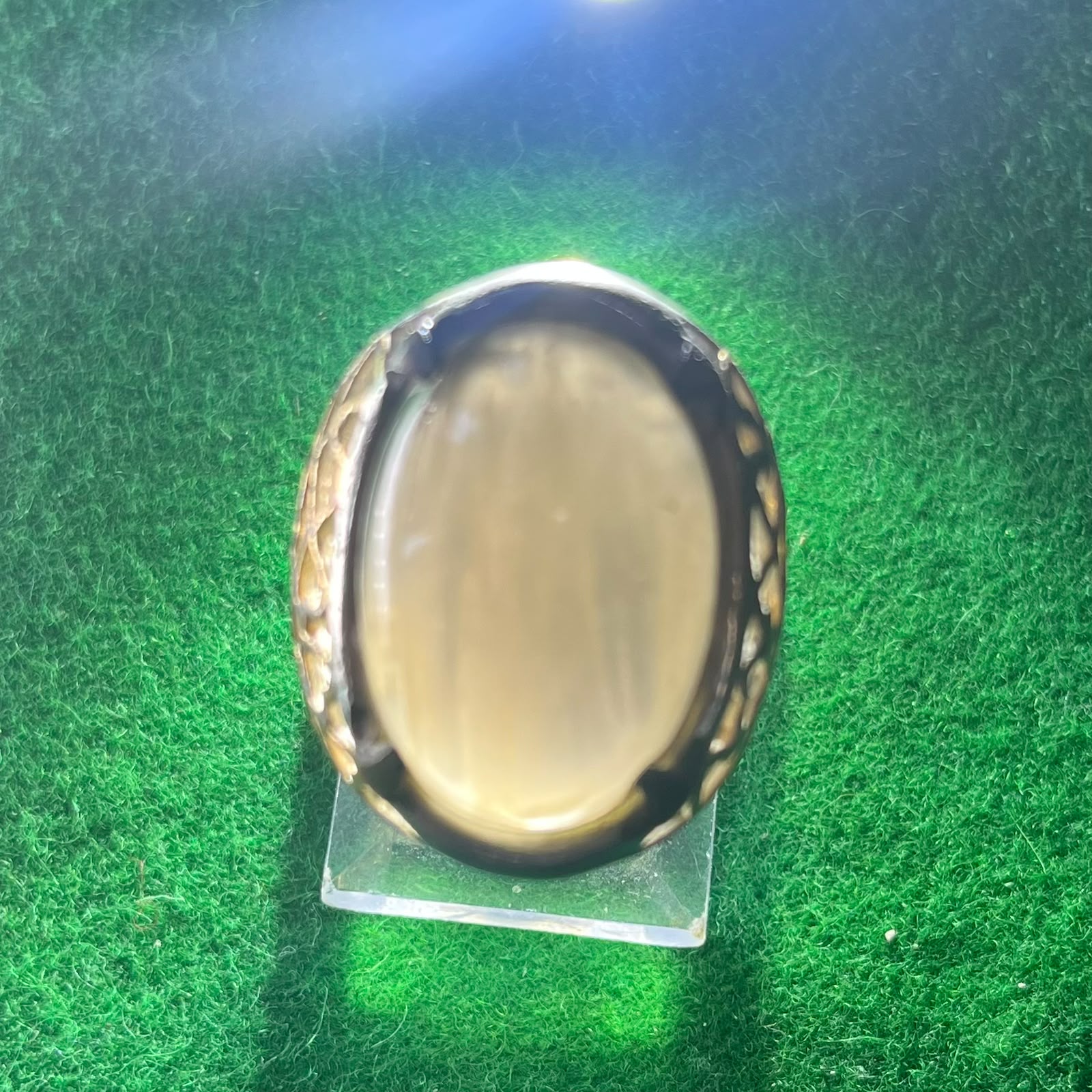 Batu Greenish-grey chalcedony