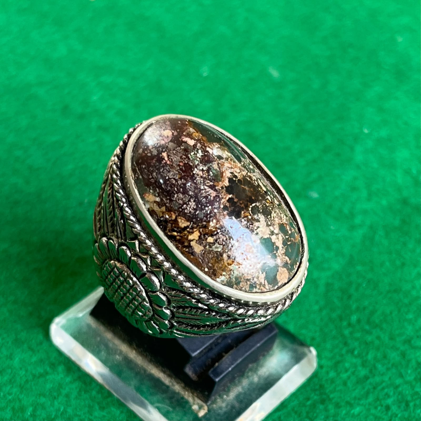 Batu Pirus Lawasan Motif Sakral