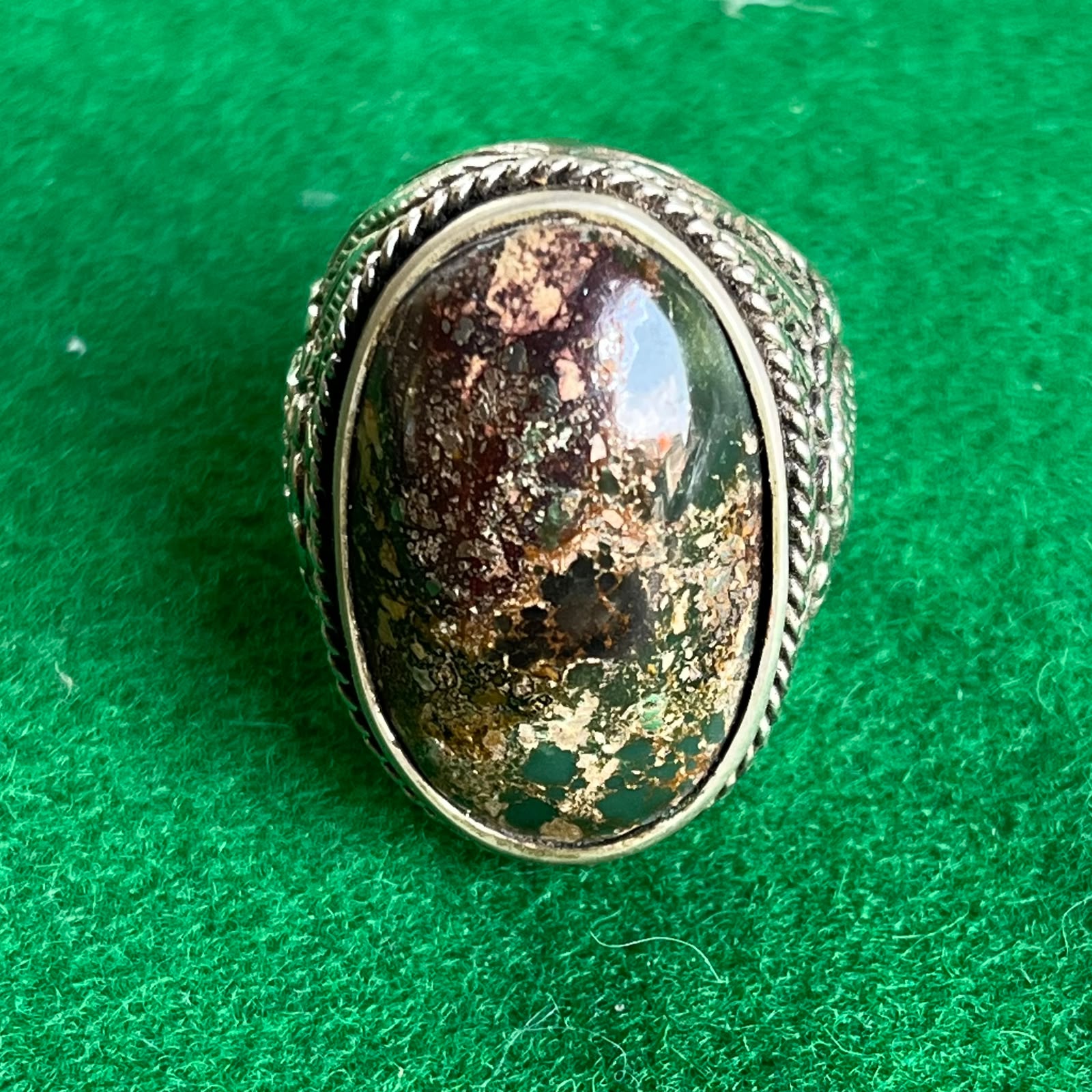 Batu Pirus Lawasan Motif Sakral