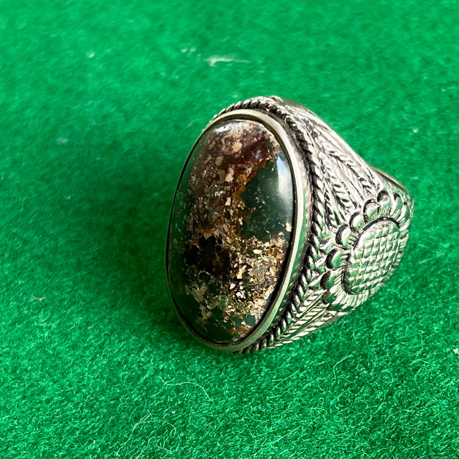 Batu Pirus Lawasan Motif Sakral