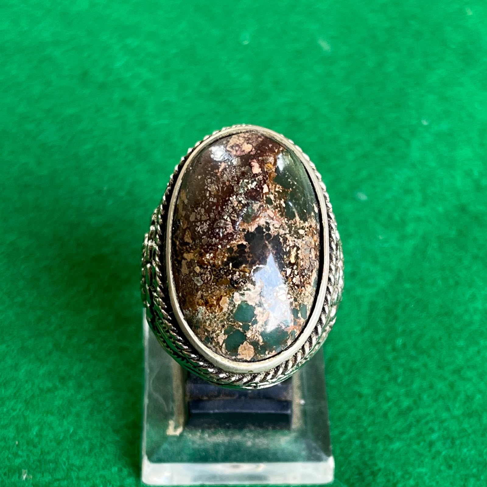 Batu Pirus Lawasan Motif Sakral