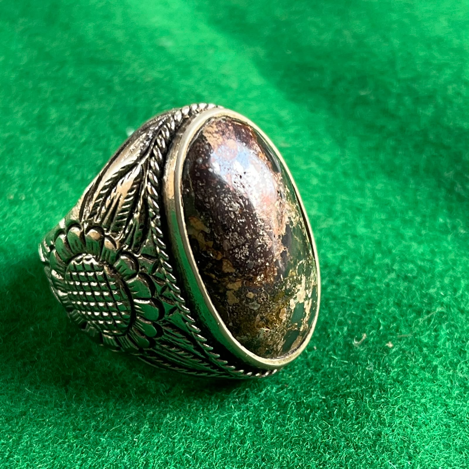 Batu Pirus Lawasan Motif Sakral