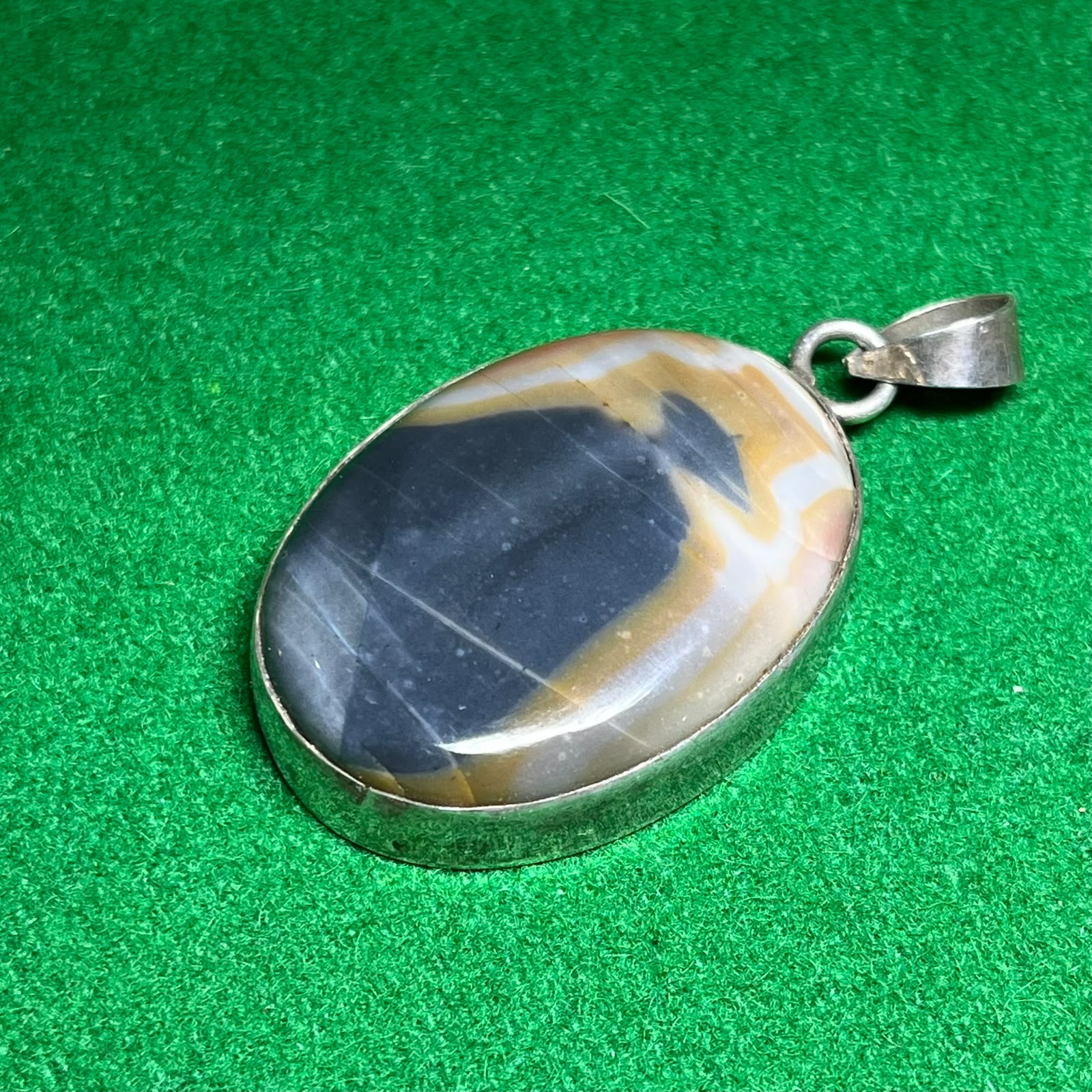 Liontin Batu Gambar Pengembara Berjubah