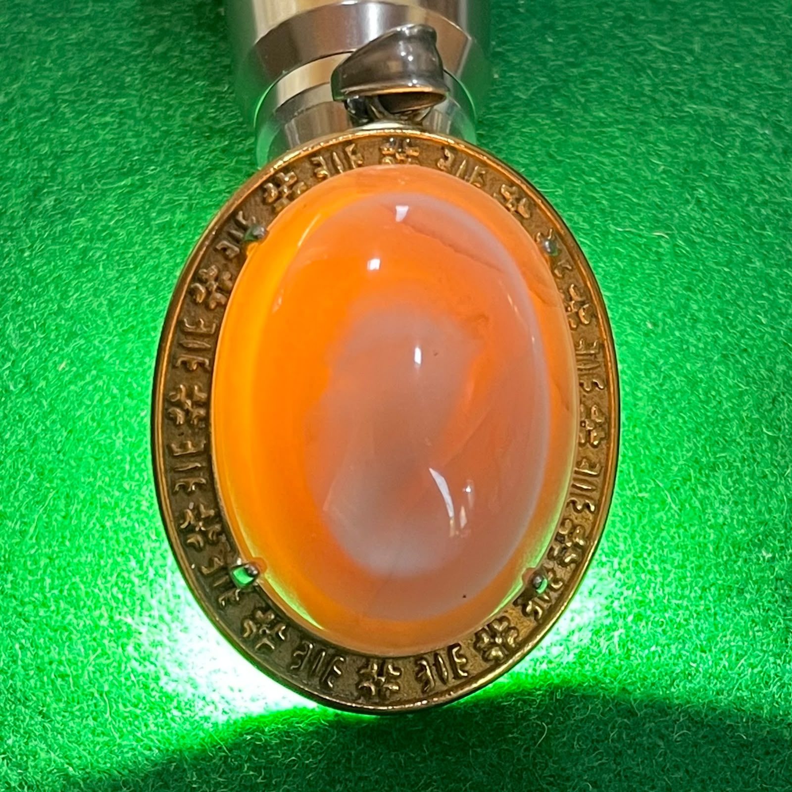 Liontin Batu Puser Bumi